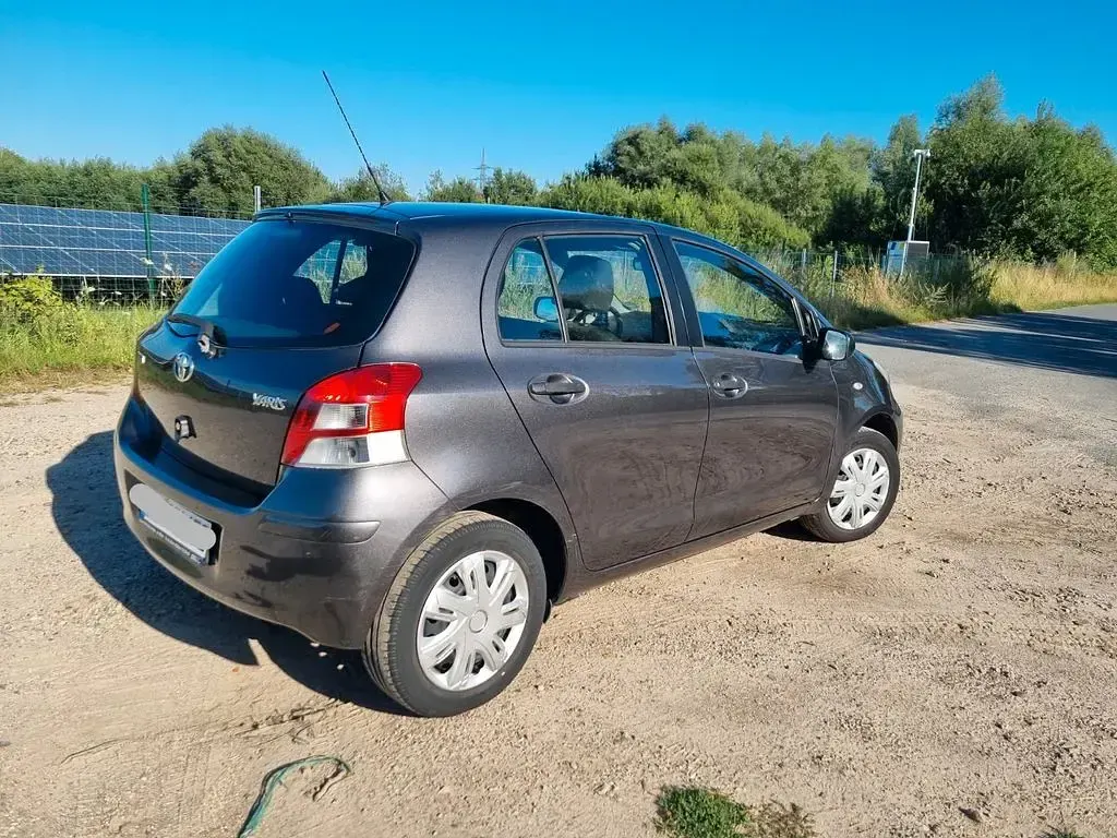 Gebraucht Toyota Yaris 69 PS (50 kW) 2010 Grau Kleinwagen