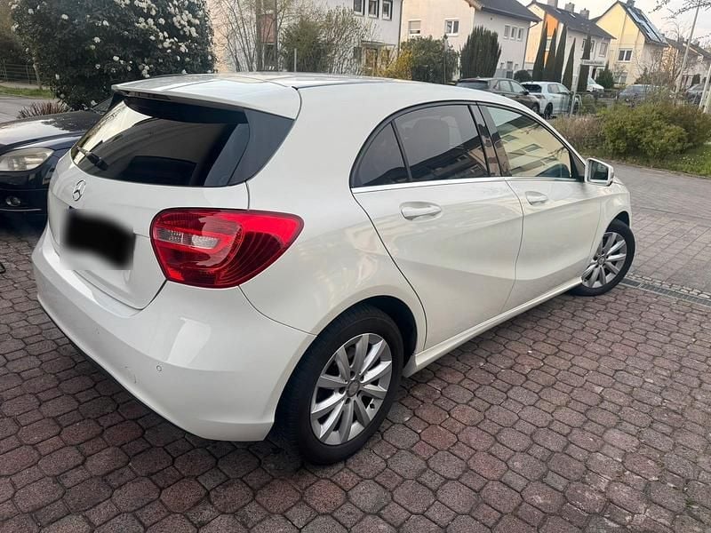 Gebraucht Mercedes A180 122 PS (89 kW) 2013 Weiß Kleinwagen