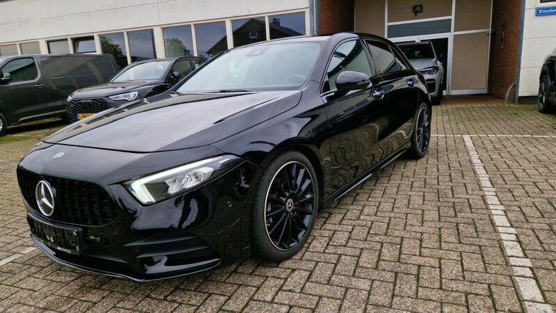 Schwarz Gebraucht 2021 Mercedes A200 AMG Limousine | 29.900 € (Fairer Preis) - Bild 1/4
