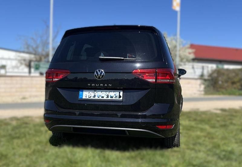 Gebraucht VW Touran Move 150 PS (110 kW) 2023 Schwarz Van / Kleinbus