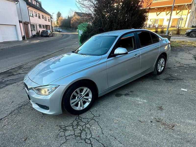 Gebraucht BMW 318 143 PS (105 kW) 2012 Silber Limousine