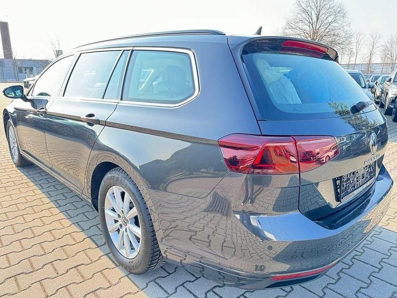 Gebraucht VW Passat 150 PS (110 kW) 2023 Grau Kombi