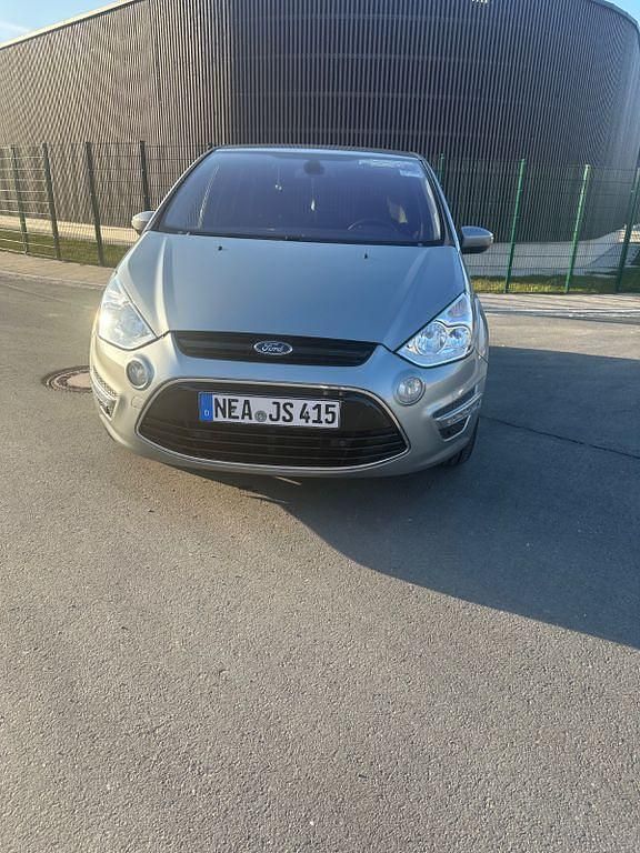 Gebraucht Ford S-MAX Titanium 140 PS (102 kW) 2012 Silber Van / Kleinbus