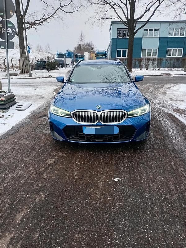 Blau Gebraucht 2022 BMW 320 Kombi | 28.499 € (Guter Preis) - Bild 1/4