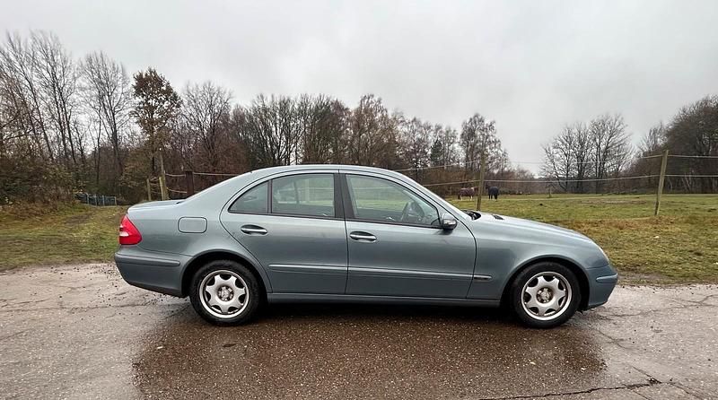 Grau Gebraucht 2004 Mercedes E200 Classic Limousine | 4.590 € (Guter Preis) - Bild 1/4