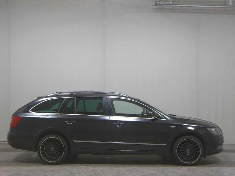 Schwarzmagic perleffekt Gebraucht 2014 Skoda Superb LAURIN & KLEMENT Limousine | 9.450 € (Superpreis) - Bild 1/4