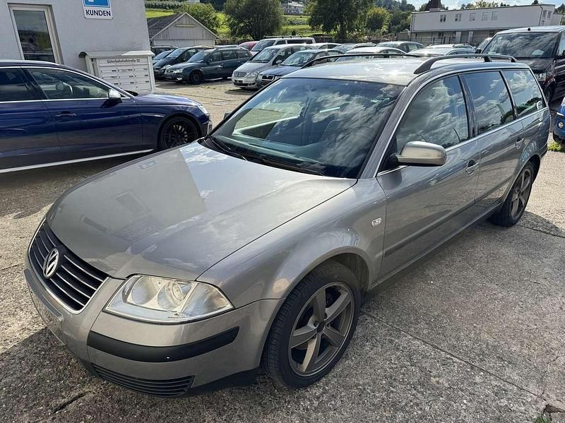 Urbangrey metallic Gebraucht 2002 VW Passat Comfortline Kombi | 5.555 € - Bild 1/4