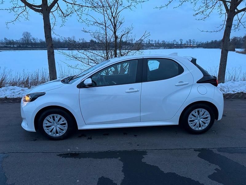 Gebraucht Toyota Yaris Hybrid 116 PS (85 kW) 2022 Weiß Limousine