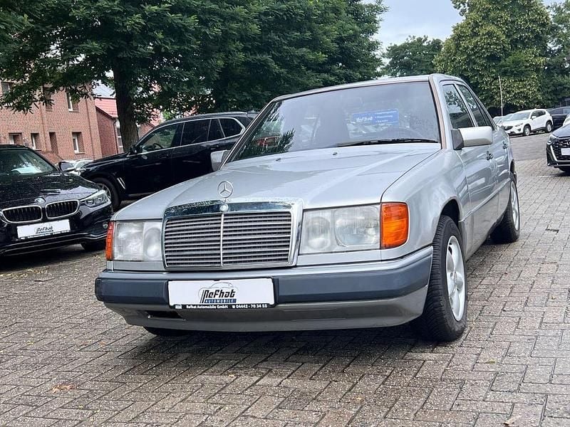 Grau Gebraucht 1992 Mercedes E200 Limousine | 3.950 € - Bild 1/4