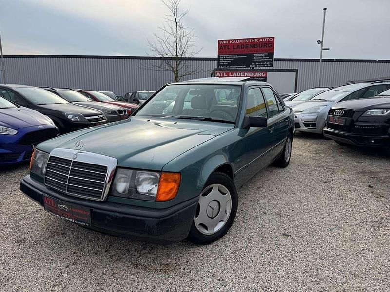 Grün Gebraucht 1988 Mercedes E300 Avantgarde Limousine | 5.850 € - Bild 1/4