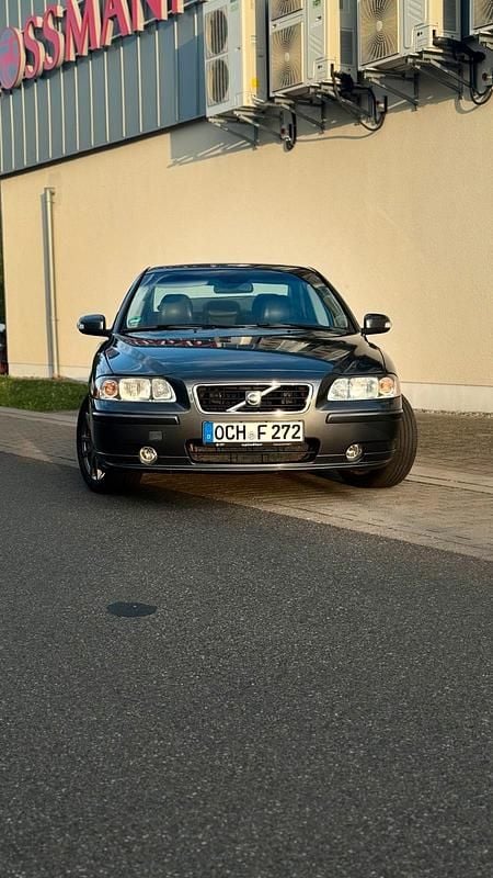 Grau Gebraucht 2006 Volvo S60 Limousine | 3.800 € (Fairer Preis) - Bild 1/4