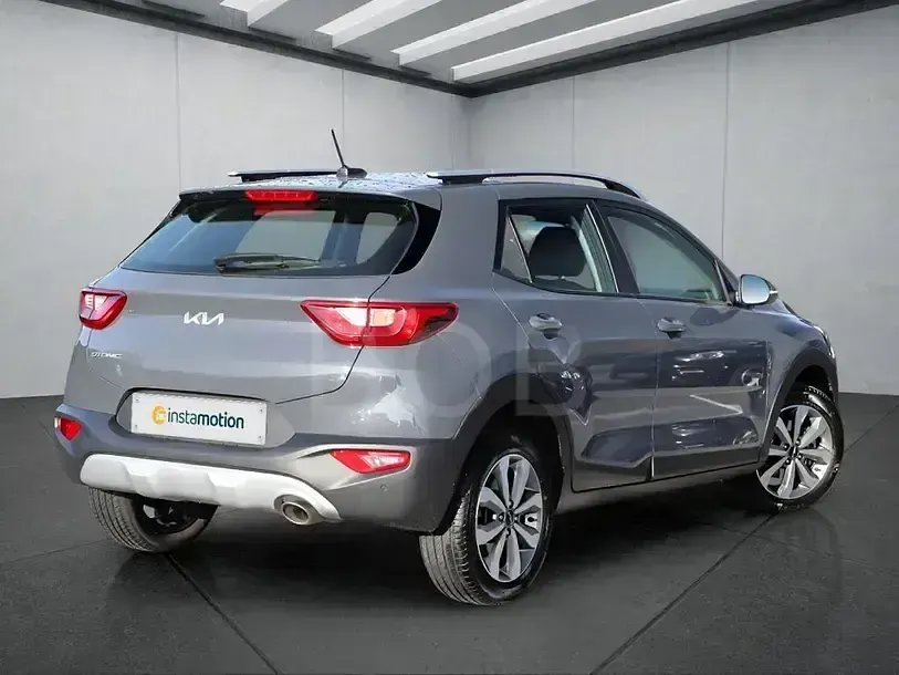 Usado Kia Stonic 101 CV (74 kW) 2022 Gris SUV