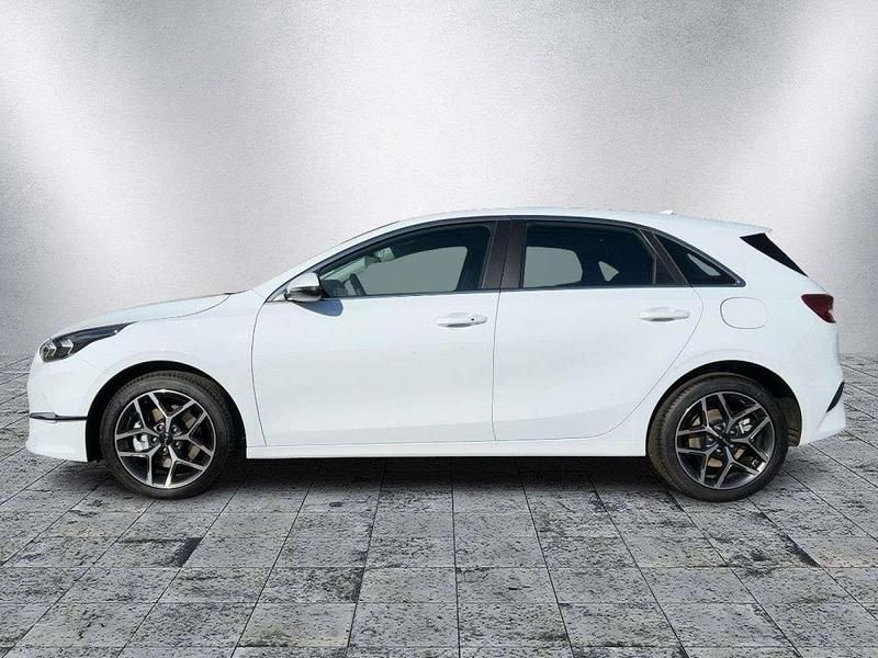 Neu Kia Ceed Spirit 140 PS (102 kW) 2026 Cararra weiß Kleinwagen