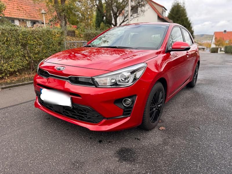 Rot Gebraucht 2021 Kia Rio Vision Limousine | 12.500 € (Fairer Preis) - Bild 1/4