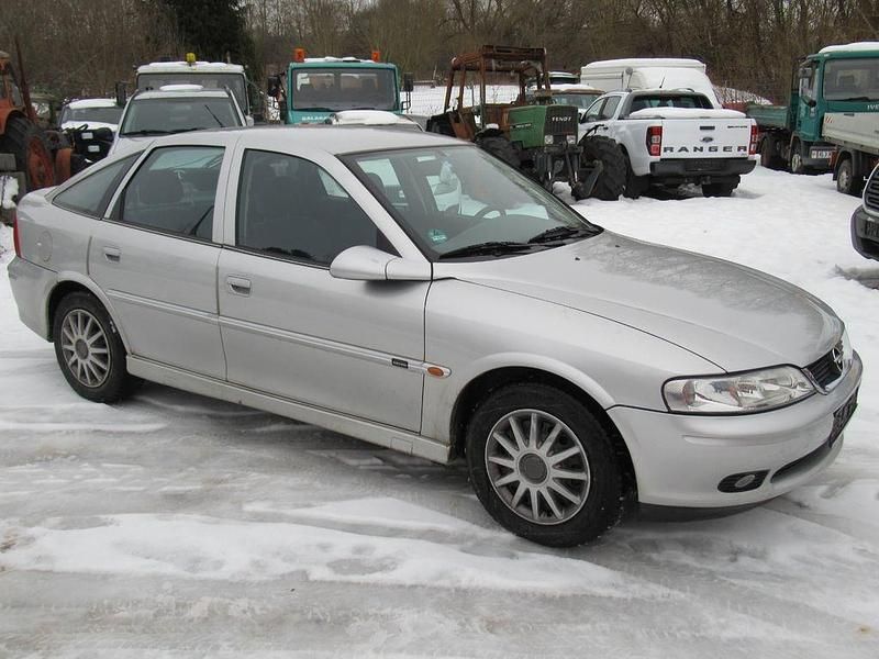 Gebraucht Opel Vectra Edition 116 PS (85 kW) 2000 Silber Limousine