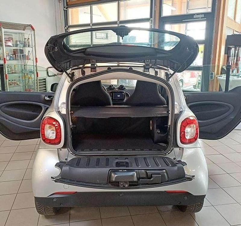 Gebraucht Smart ForTwo Electric Drive 60 kW (82 PS) 2019 Cool silver (metallic) Kleinwagen