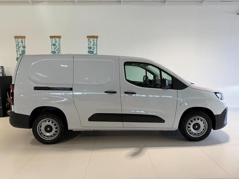 Neu Fiat Doblò 131 PS (96 kW) 2026 Gelato weiss Van / Kleinbus