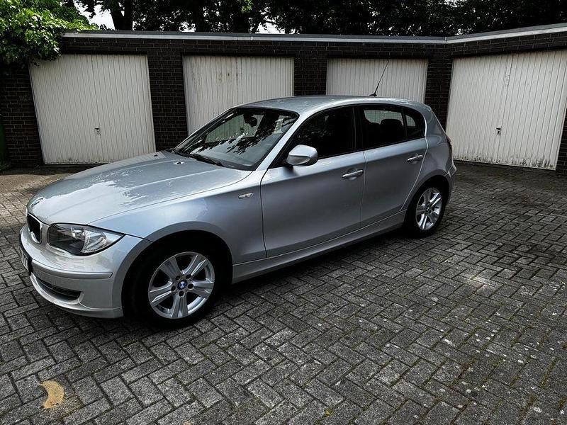 Weiß Gebraucht 2010 BMW 118 Kleinwagen | 5.400 € (Fairer Preis) - Bild 1/4