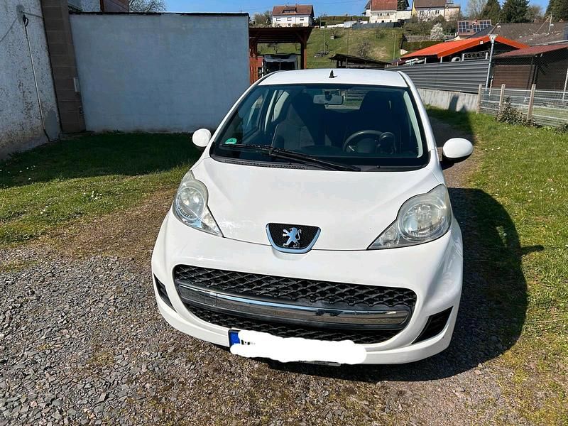 Gebraucht Peugeot 107 68 PS (50 kW) 2009 Weiß Kleinwagen