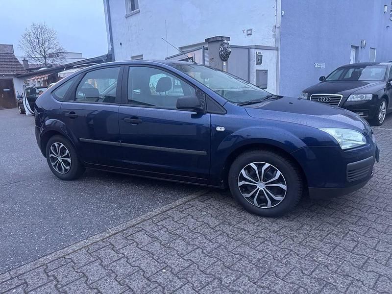Gebraucht Ford Focus Trend 101 PS (74 kW) 2006 Blau Limousine