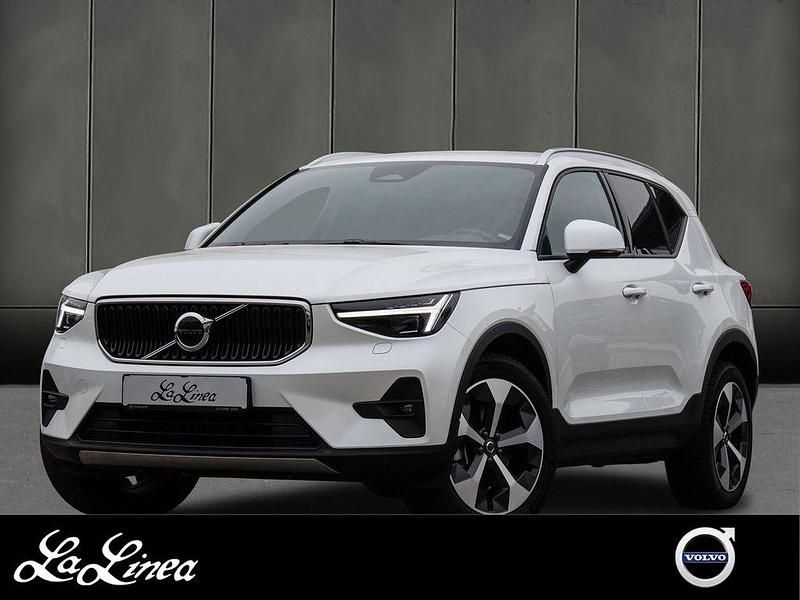 707 crystal white (metallic) Gebraucht 2024 Volvo XC40 Core SUV | 35.890 € (Fairer Preis) - Bild 1/3