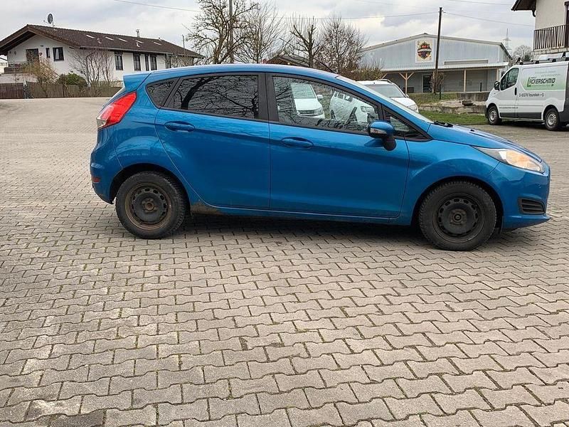 Gebraucht Ford Fiesta Trend 75 PS (55 kW) 2013 Blau Kleinwagen
