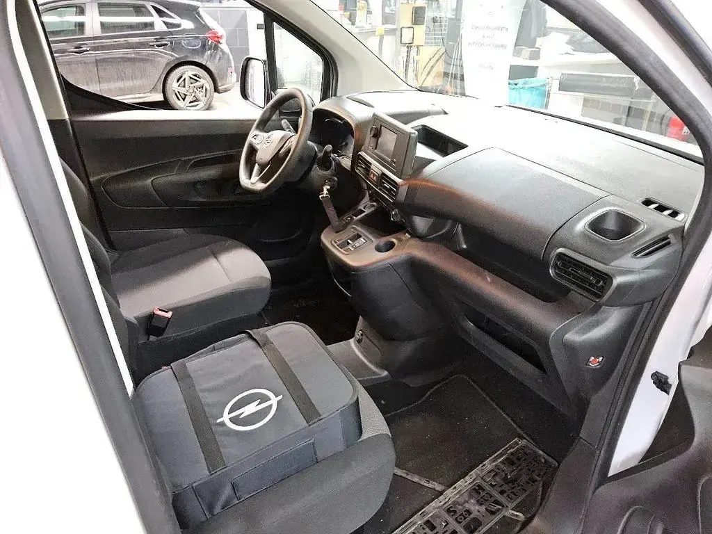 Używany Opel Combo-e Life 100 kW (136 KM) 2022 Biały Minivan
