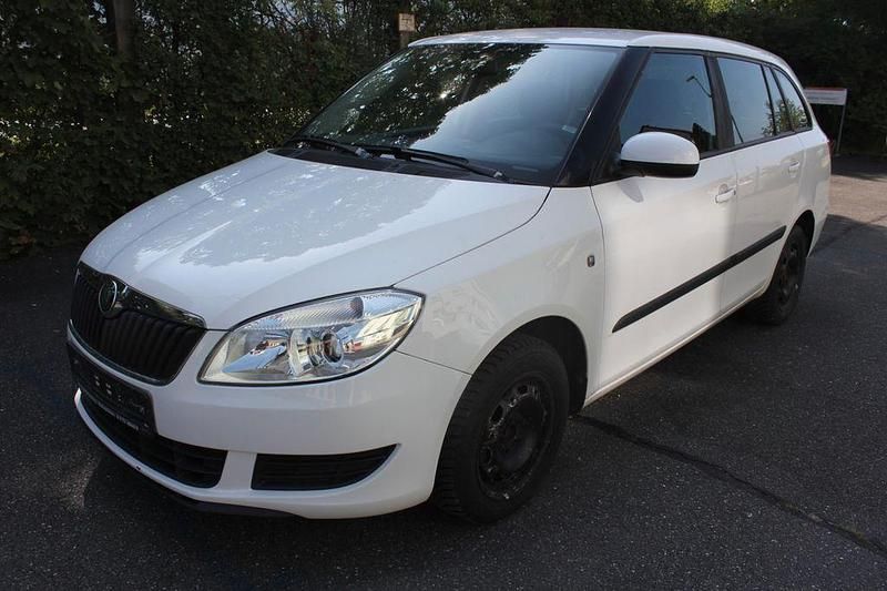 Weiß Gebraucht 2010 Skoda Fabia Kleinwagen | 2.780 € (Fairer Preis) - Bild 1/4