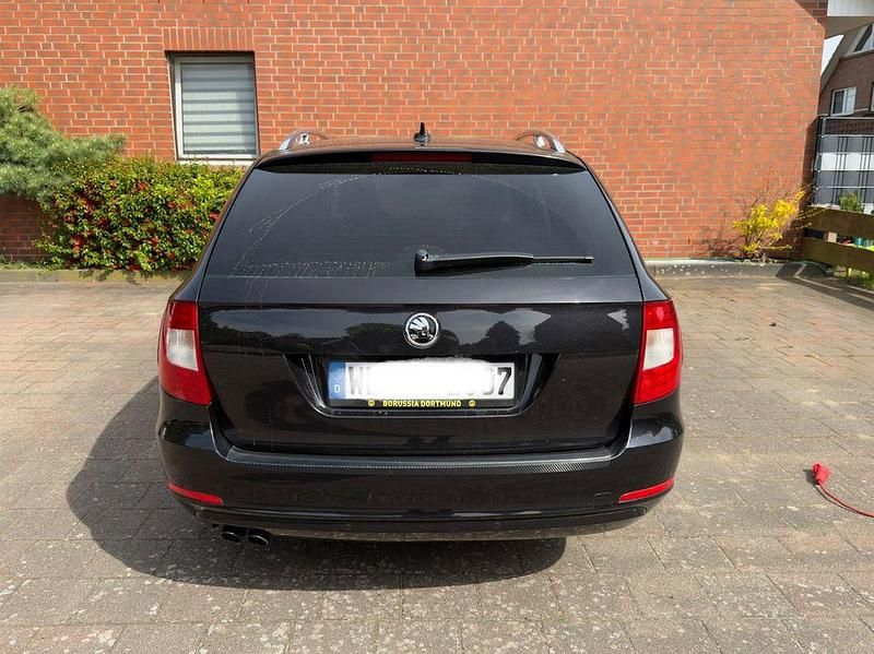 Używany Skoda Superb Elegance 170 KM (125 kW) 2011 Czarny Kombi