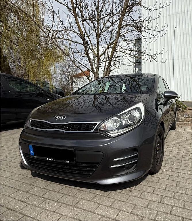 Grau Gebraucht 2015 Kia Rio Spirit Limousine | 6.499 € (Fairer Preis) - Bild 1/4