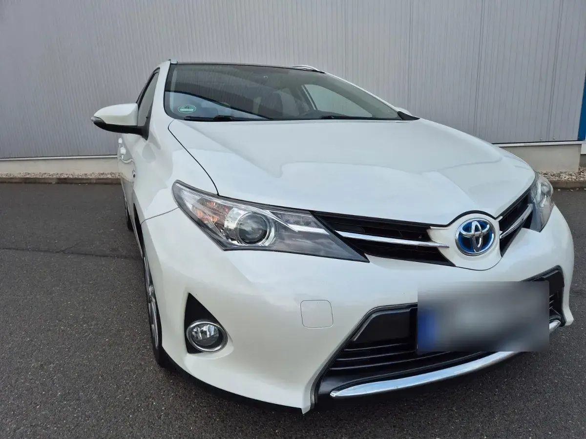 Gebraucht Toyota Auris 99 PS (72 kW) 2014 Weiß Kombi