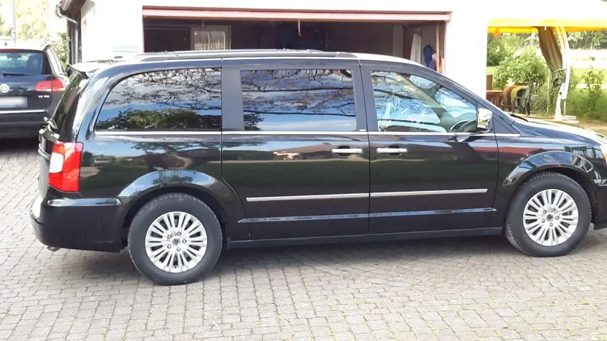 Gebraucht Lancia Voyager 178 PS (130 kW) 2013 Schwarz Van / Kleinbus