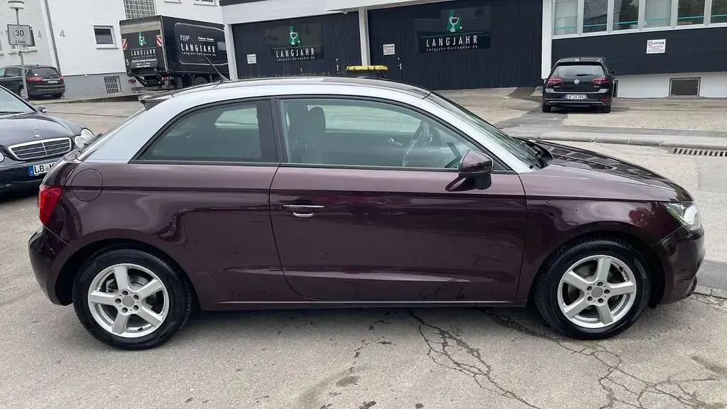 Używany Audi A1 Attraction 86 KM (63 kW) 2011 Czerwony Hatchback