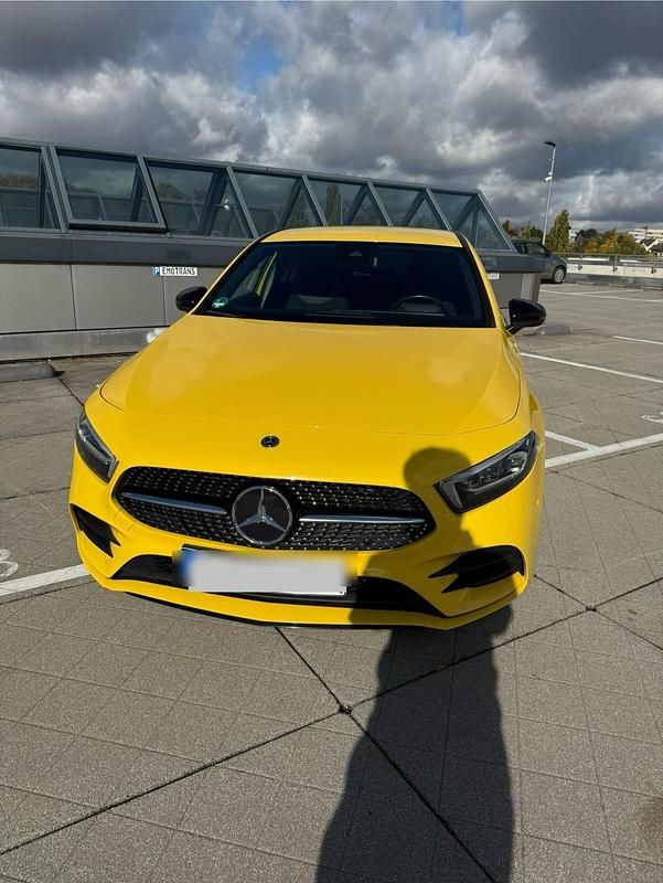 Gelb Gebraucht 2022 Mercedes A200 AMG line Kleinwagen | 29.999 € (Etwas zu teuer) - Bild 1/4