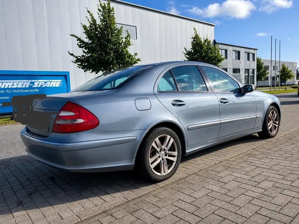 Gebraucht Mercedes E220 Avantgarde 150 PS (110 kW) 2002 Blau Limousine