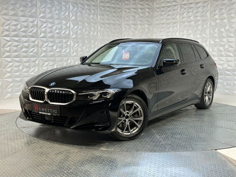 Schwarz Gebraucht 2023 BMW 320e Sport Line Kombi | 36.990 € (Teuer) - Bild 1/4