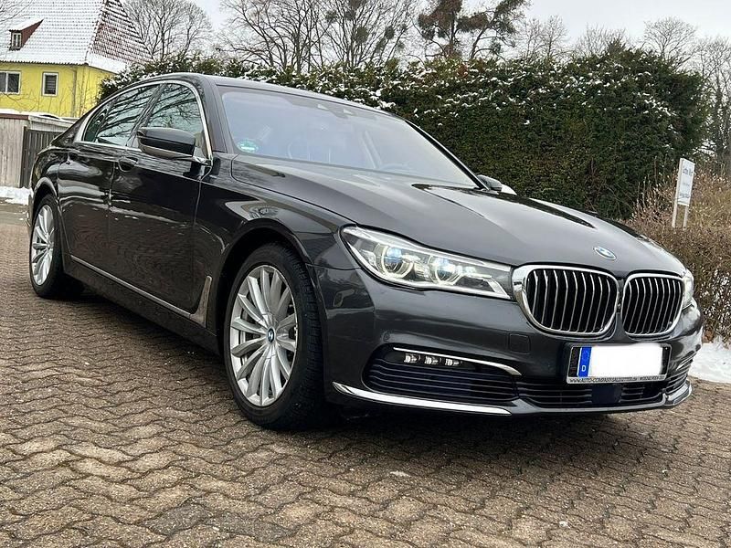Gebraucht BMW 730 265 PS (194 kW) 2016 Grau Limousine