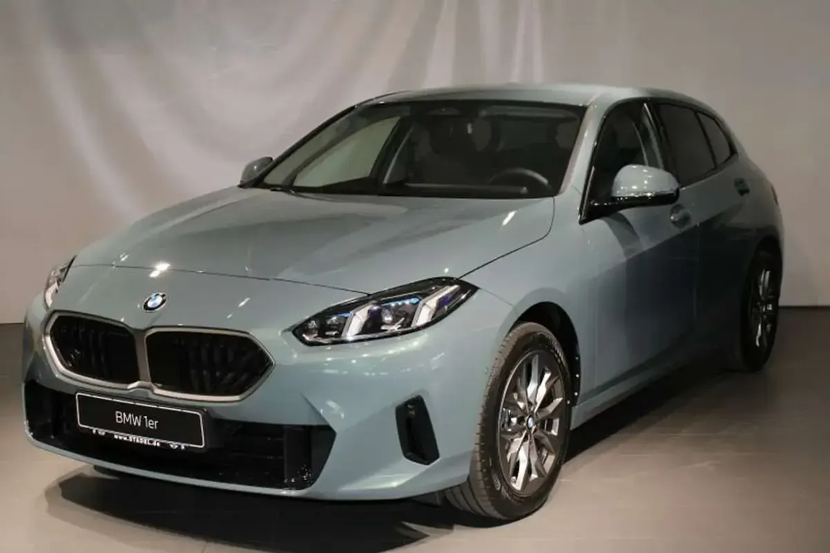 Neu BMW 116 122 PS (89 kW) 2026 Cape york grün metallic Kleinwagen