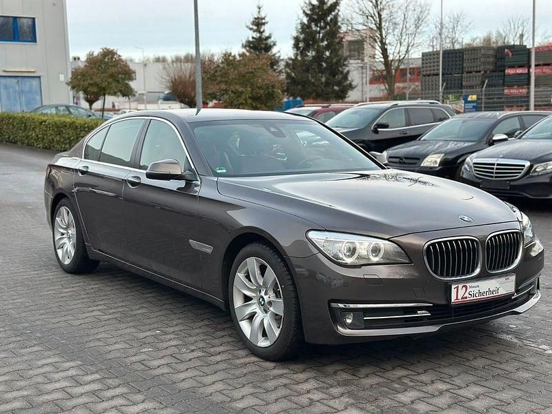Grau Gebraucht 2014 BMW 730 Sport Line Limousine | 22.990 € (Teuer) - Bild 1/2