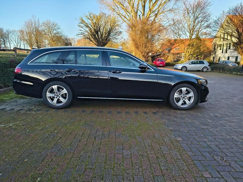 Schwarz Gebraucht 2017 Mercedes E250 Avantgarde Kombi | 18.900 € (Fairer Preis) - Bild 1/4