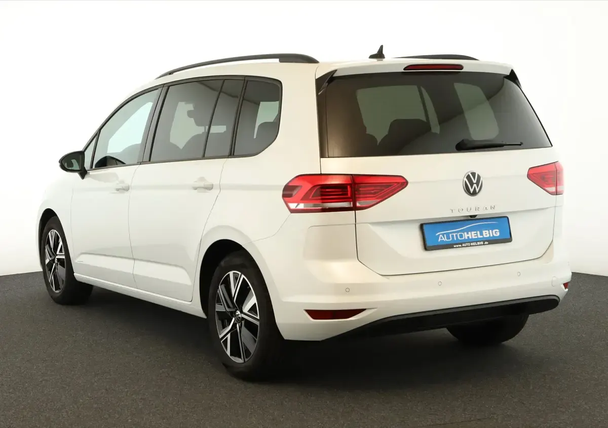 Gebraucht VW Touran Highline 150 PS (110 kW) 2023 Oryxweiss perlmutteffekt Van / Kleinbus