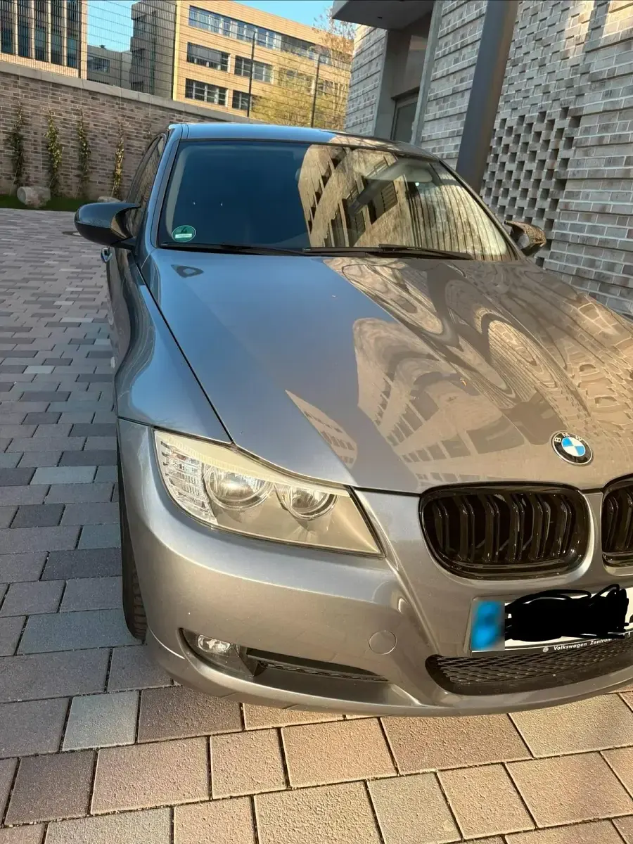 Gebraucht BMW 318 143 PS (105 kW) 2010 Grau Limousine