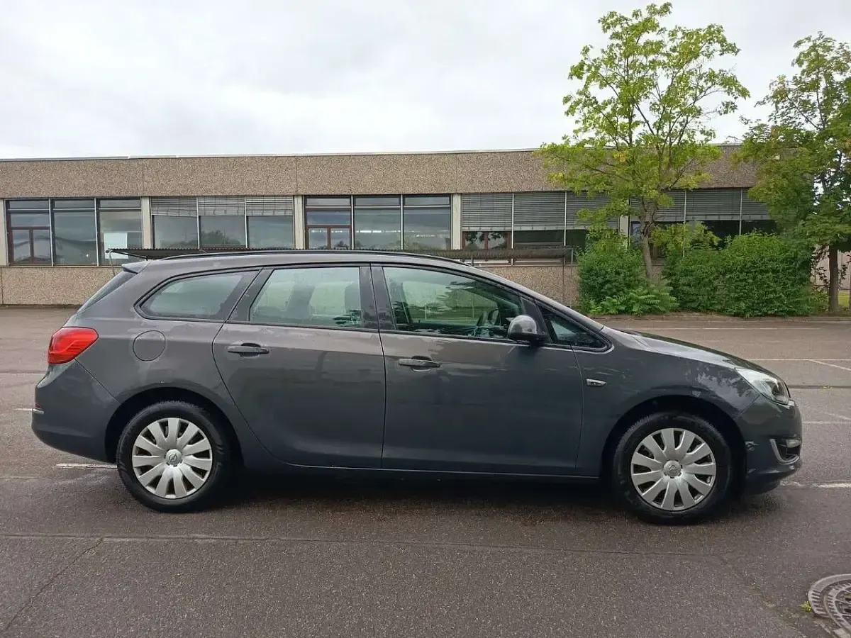 Gebraucht Opel Astra Edition 110 PS (80 kW) 2013 Grau Kombi