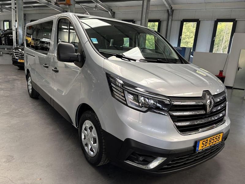 Grau Gebraucht 2023 Renault Trafic Zen Van | 33.890 € (Teuer) - Bild 1/4