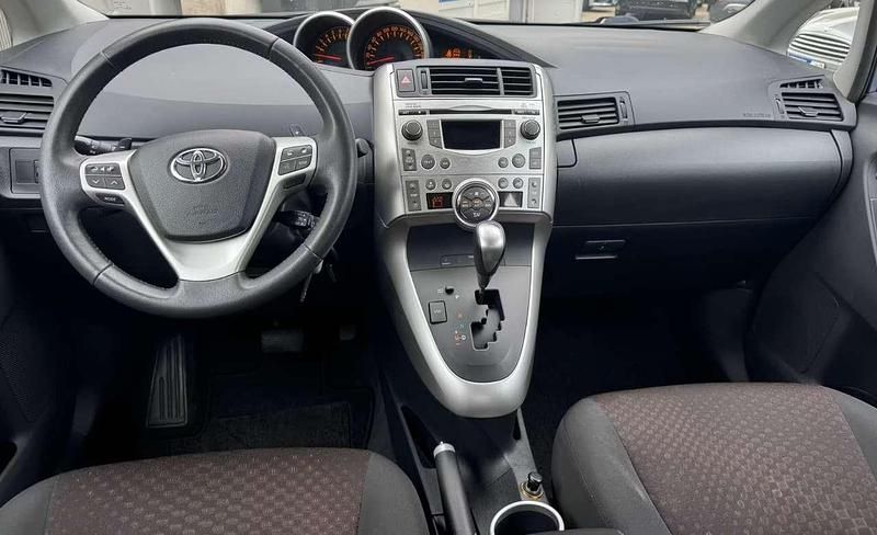 Grau Gebraucht 2012 Toyota Verso Multidrive S Van / Kleinbus | 16.999 € - Bild 1/4