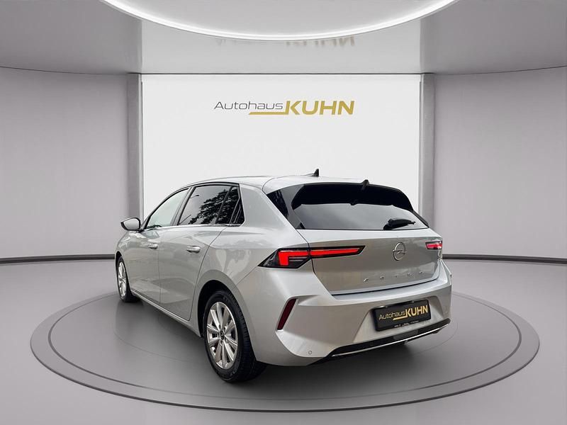Gebraucht Opel Astra Elegance 131 PS (96 kW) 2023 Aluminium silb/kristall silb aluminium silb/kristall silb Limousine