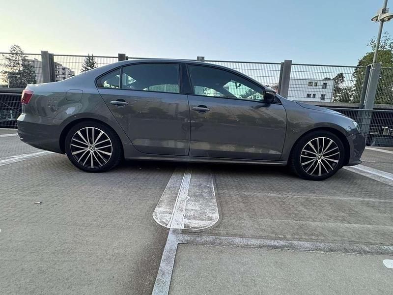 Grau Gebraucht 2016 VW Jetta Comfortline Limousine | 12.450 € (Teuer) - Bild 1/4
