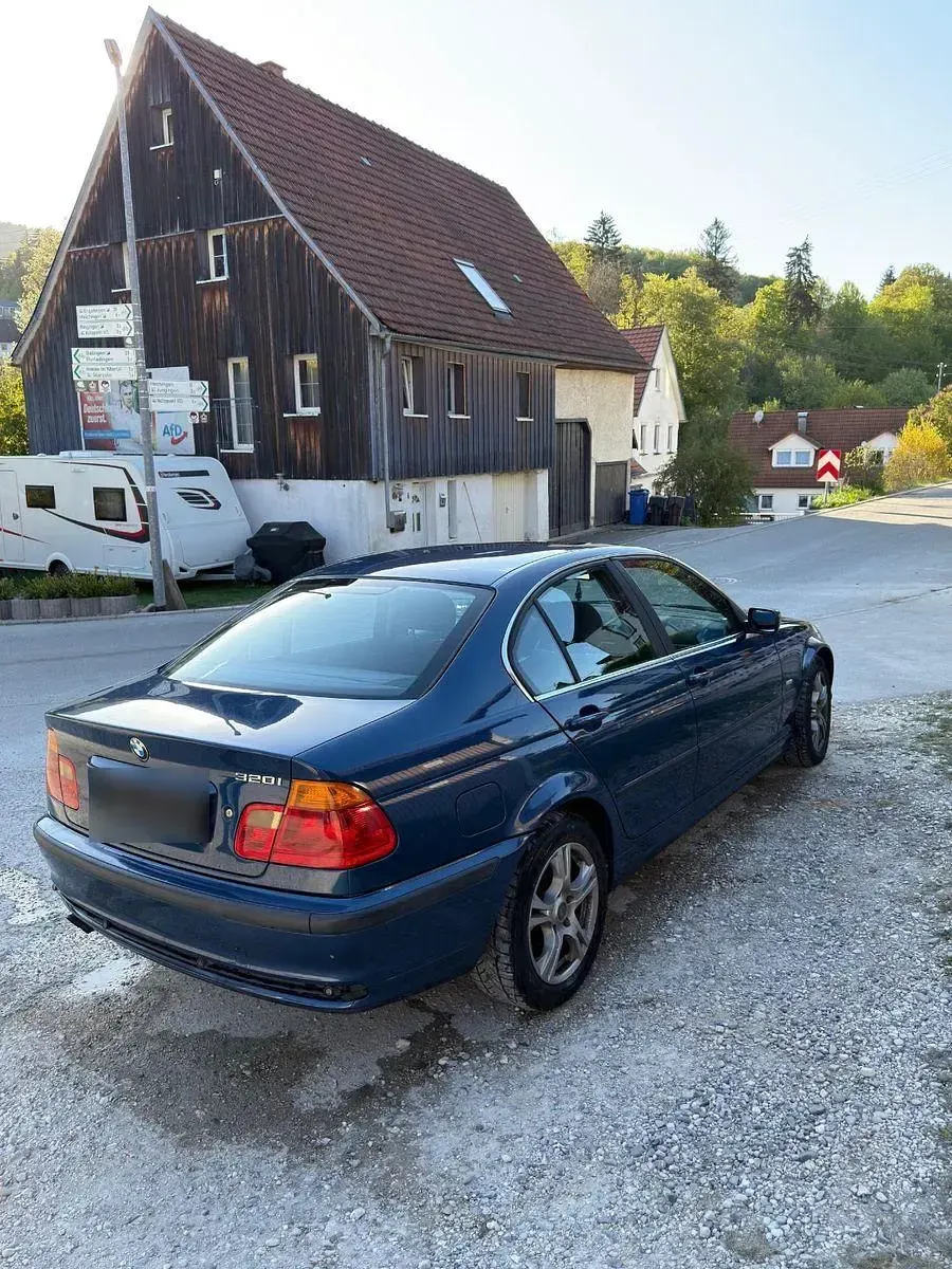Gebraucht BMW 320 170 PS (125 kW) 2001 Blau Limousine