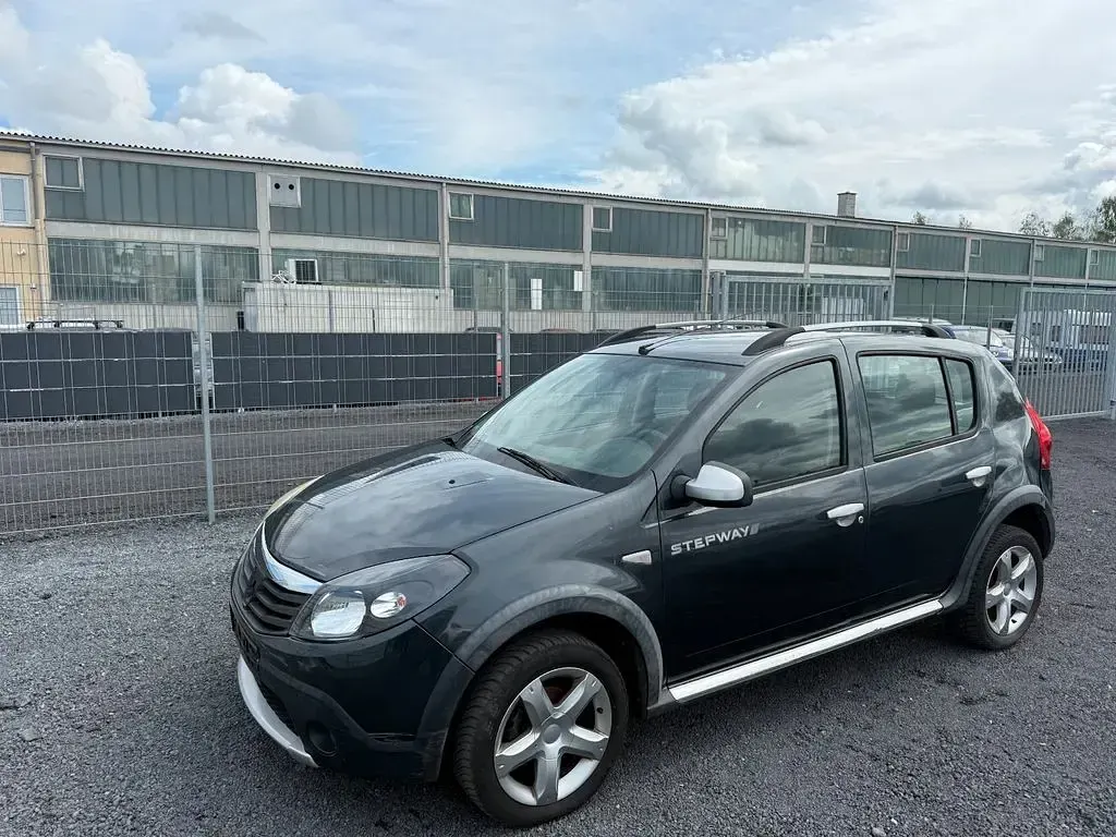 Używany Dacia Sandero Stepway 84 KM (61 kW) 2012 Srebrny Sedan/Limuzyna