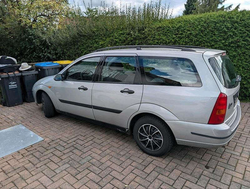 Silber Gebraucht 2000 Ford Focus Kombi | 650 € (Guter Preis) - Bild 1/4